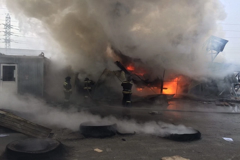 Видео пожара на рынке «Знаменский» в Иркутске появилось в сети.