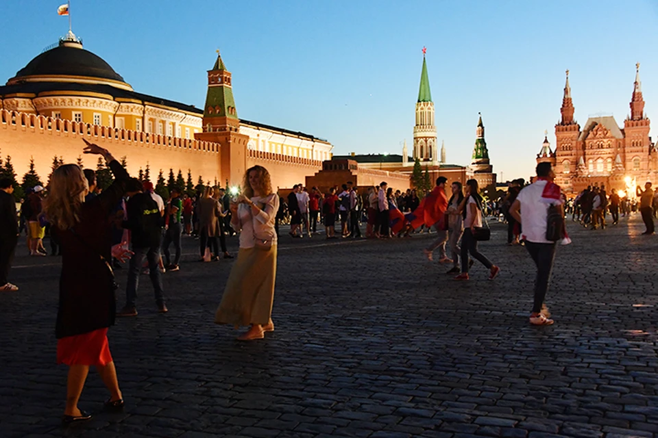 Красную площадь в Москве ежегодно посещают более 20 млн туристов