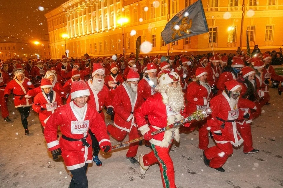 Пять тысяч Дедов Морозов пробегут по Петербургу в субботу