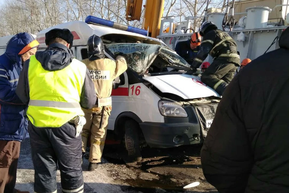 Неотложка в Комсомольске-на-Амуре оказалась по трансформатором: пострадал водитель