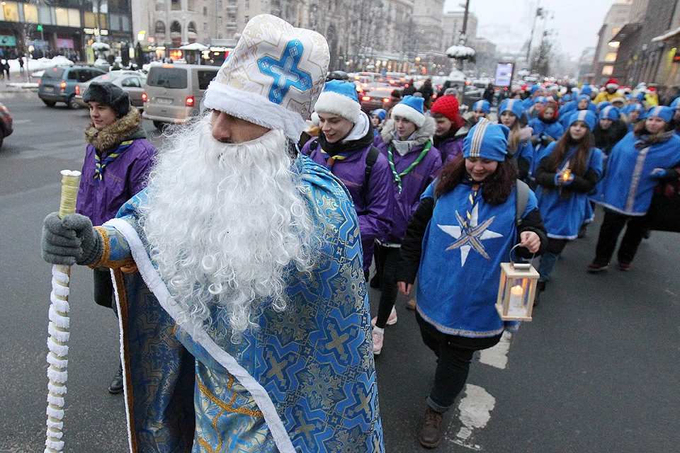 Шествие помощников Святого Николая, пришедшего на смену Дедушке Морозу, в Киеве.