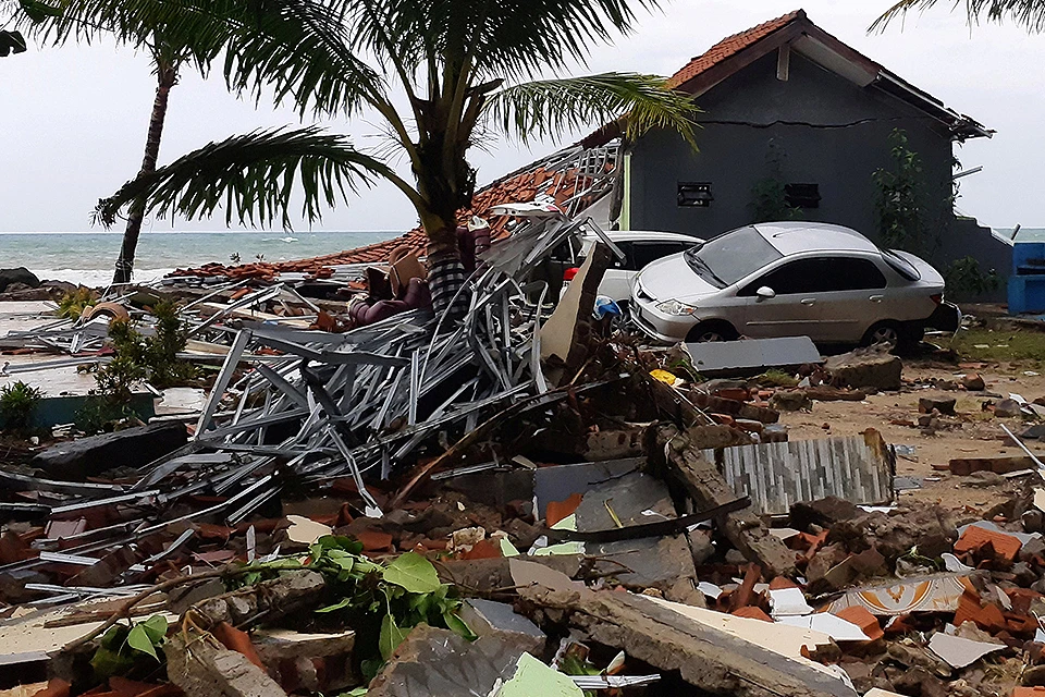 Число жертв цунами в Индонезии превысило две сотни человек.