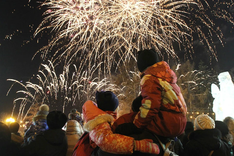 Новогодние ночь 2023 годы. Бенгальские огни новый год на улице. Люди на улице с фейерверком. Новый год семья салют. Салют в новогоднюю ночь Нижний Новгород.