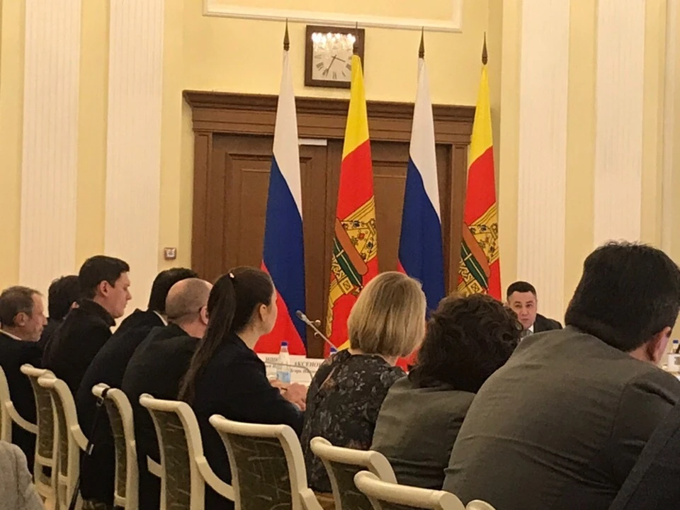 На пресс-конференции губернатора Тверской области было более сотни журналистов.