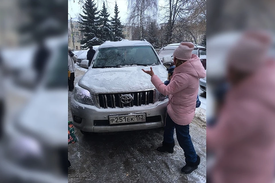 Автоледи посчитала, что автомобиль Юлии мешает ей выехать с парковки, и потеряла контроль над собой.