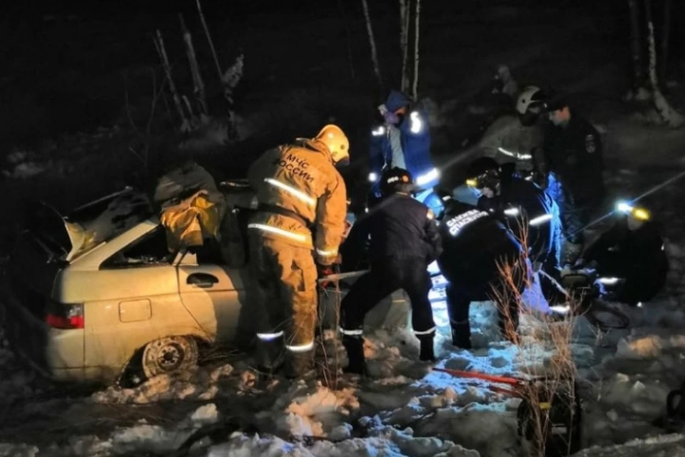 Пострадавших из покореженного автомобиля доставали спасатели. Фото: ГУ МЧС по Свердловской области