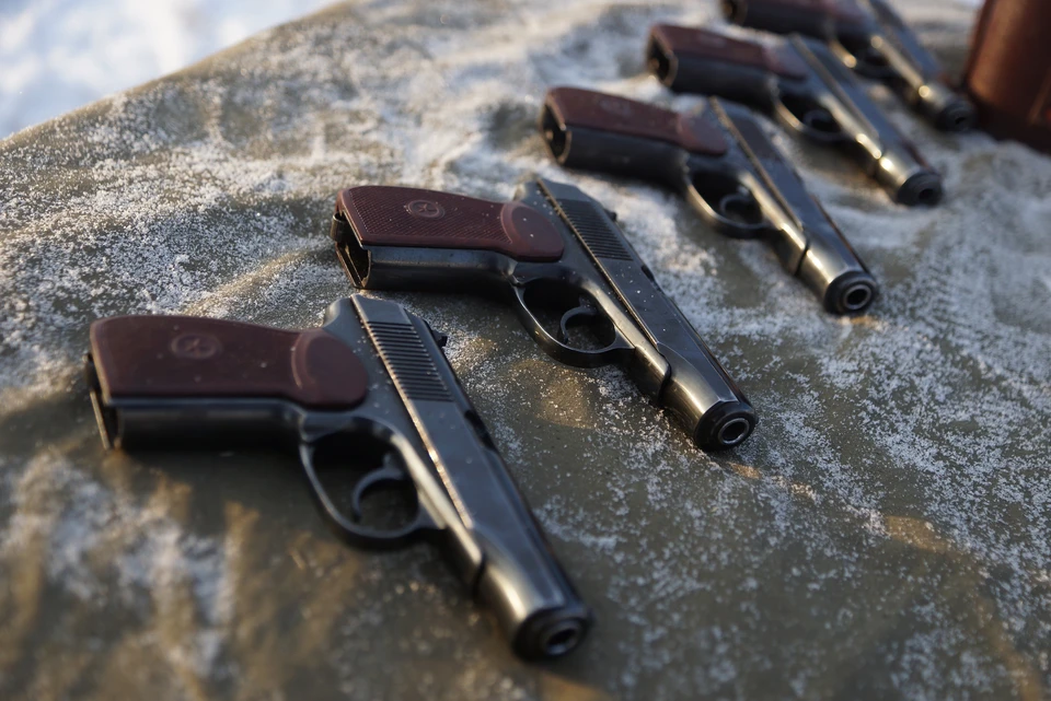 Пистолет Макарова ПМ 9 мм на учениях в Свердловской области.