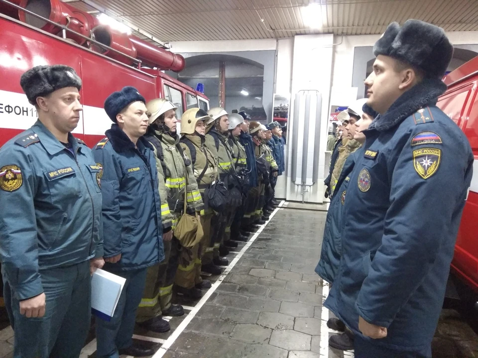 Мчс изменения. Караул пожарной части. Смена караула в пожарной части. Развод караула в пожарной части. Дежурство в пожарной части.