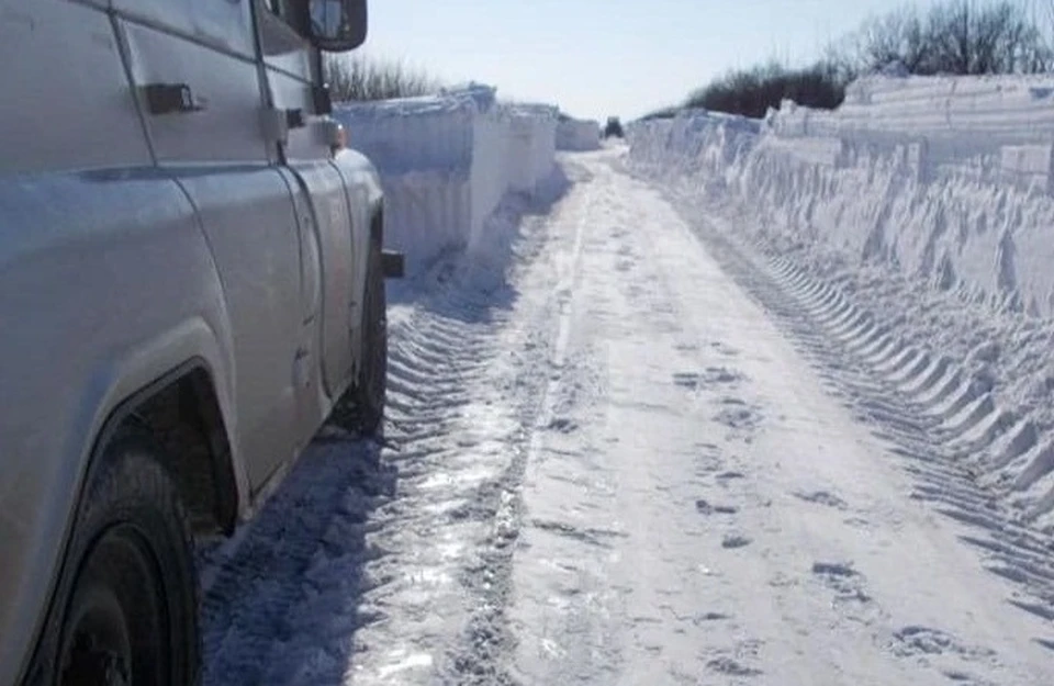 Снег на трассах Республики расчищают восемь единиц спецтехники, на дорогах населенных пунктов - 140. Фото: ВКонтакте