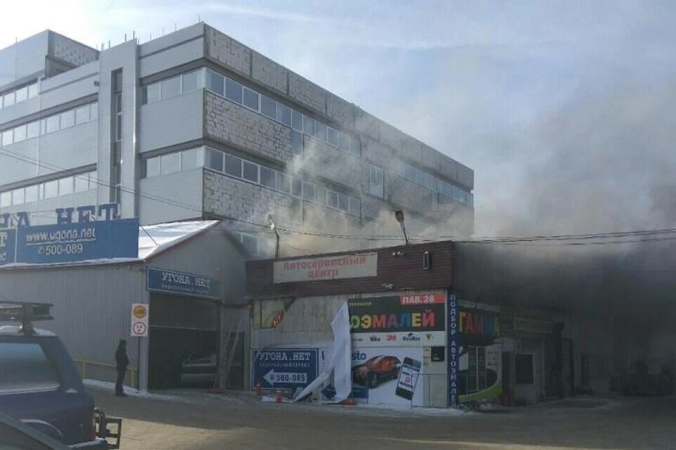 Пожар на рынке «Автосити» в Иркутске: сгорел павильон автосервиса, пострадавших нет. Фото: сообщество ДТП 38Rus.