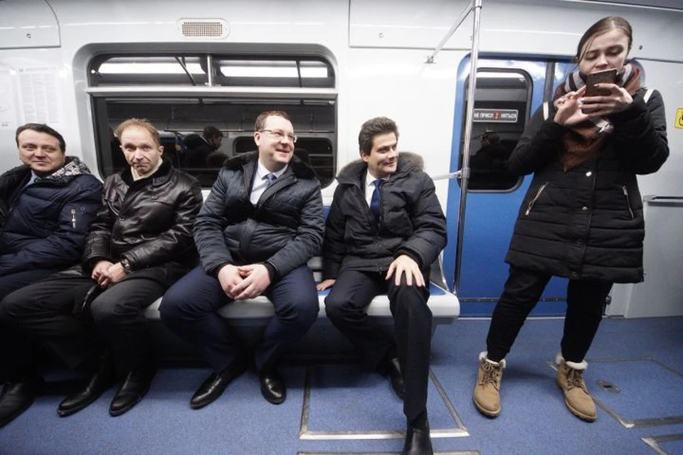 Сотрудники мэрии Екатеринбурга лично испытали модернизированный состав в метро.