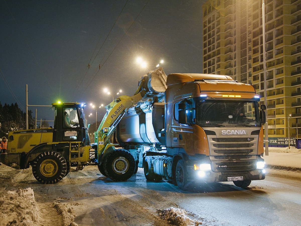 На дорогах Ижевска появились новые самосвалы для вывоза снега - KP.RU