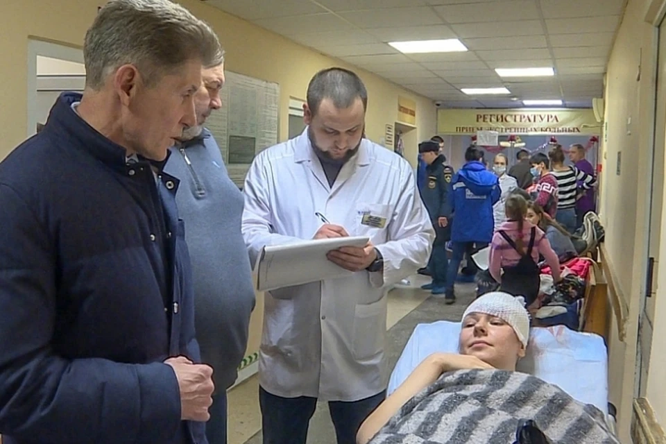Олег Кожемяко поговорил с пострадавшими в аварии. Фото: primorsky.ru