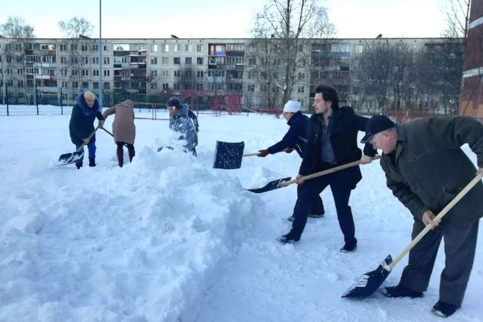 Учителя вышли на уборку со снегом Фото: Система образования Красносельского района