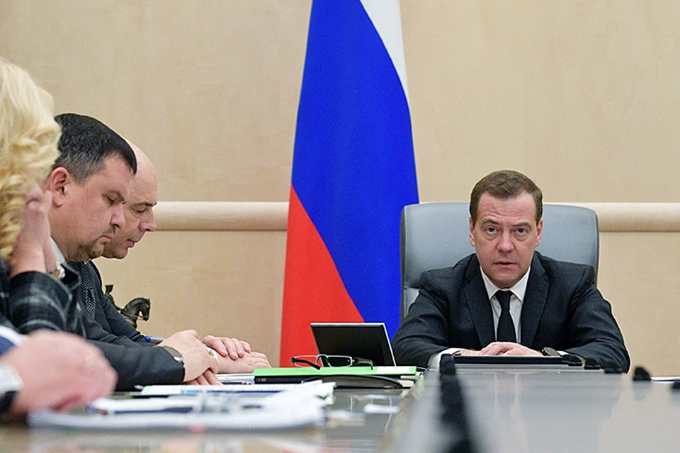 Медведев признал, что налоговый маневр в нефтяной сфере, предпринятый правительством, «влияет на некоторых наших соседей». Фото: Александр Астафьев/ТАСС