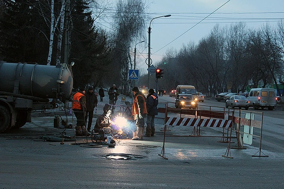 Новосибирск прорвало трубу. Одновременно прорвало две трубы. Мост Гастелло Коммунальная авария. Фото ремонта теплотрассы по Гастелло Самара.