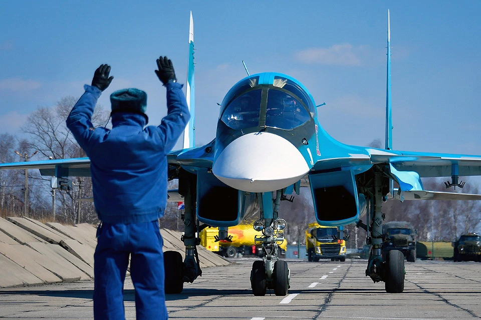 Приморский край. Многофункциональный истребитель-бомбардировщик Су-34 перед взлетом. Фото Юрий Смитюк/ТАСС