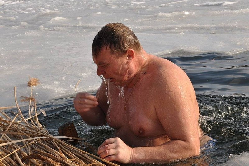 Вода, действительно, является неотъемлемым символом этого дня, образом обновления и новой жизни