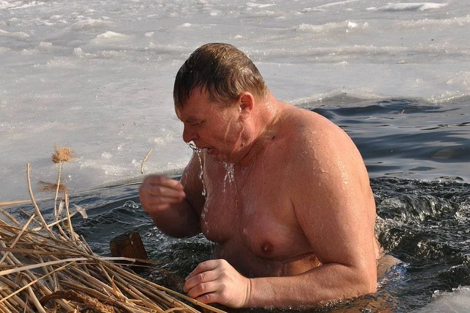Вода, действительно, является неотъемлемым символом этого дня, образом обновления и новой жизни