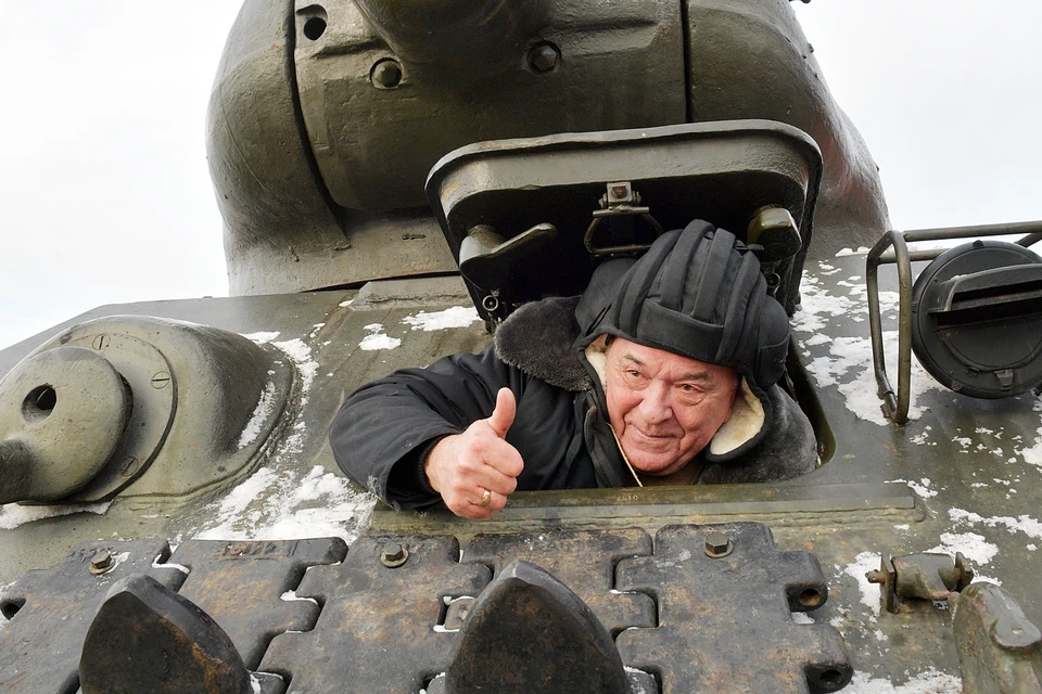 Виктор Баранец не удержался от соблазна упросить командиров позволить ему залезть в пропахшее горелым дизельным топливом "чрево танка"