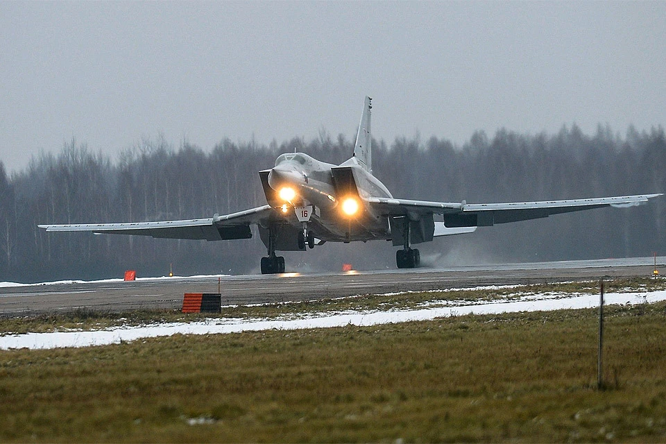 Бомбардировщик Ту-22М3 во время посадки.