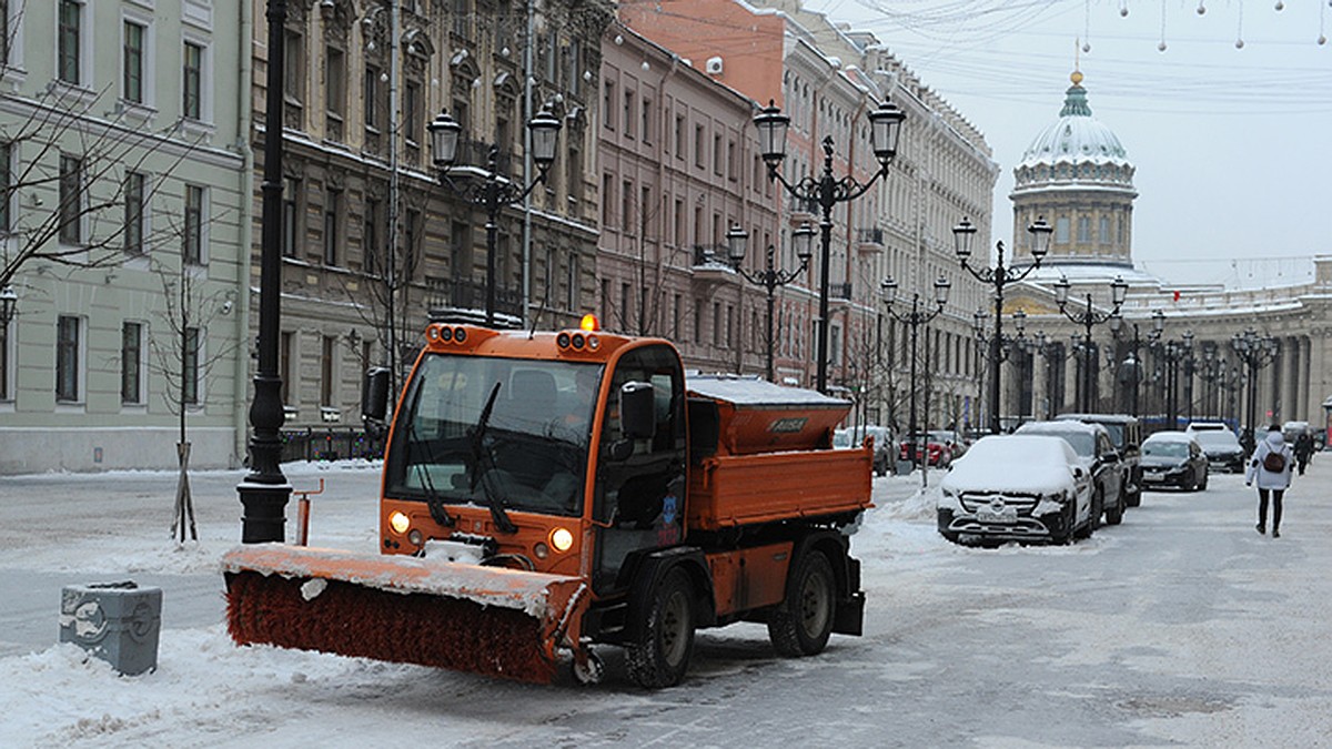 Камнем по гололеду: Петербург обрабатывают гранитной крошкой - KP.RU