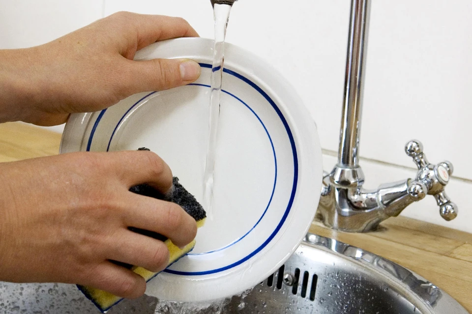 Специалисты Роскачества провели тест средств для мытья посуды.