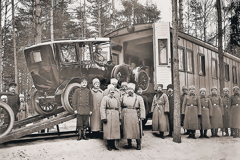 Зима 1914 - 1915 гг. Погрузка автомобиля «Роллс-Ройс» в железнодорожный вагон. Ставка Николая II в Барановичах.