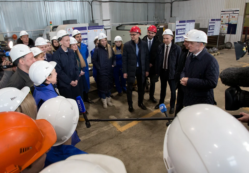 Губернатор Борис Дубровский встретился с рабочими завода.
