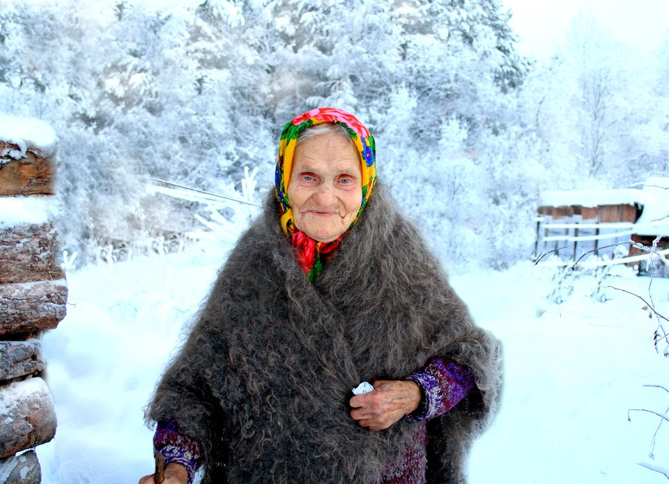 Бабушка в пуховом платке