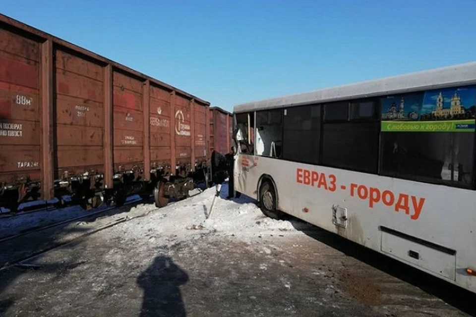 Шесть человек пострадали при столкновении автобуса и грузового состава в Кузбассе. Фото: Управление по транспорту и связи города Новокузнецка.