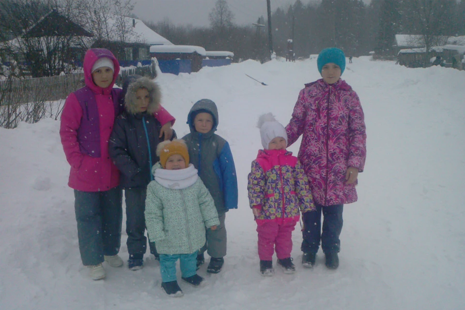 Вся одежда оказалась впору всем детям: они сразу же побежала «тестировать» ее на улице. Фото: архив героев публикации