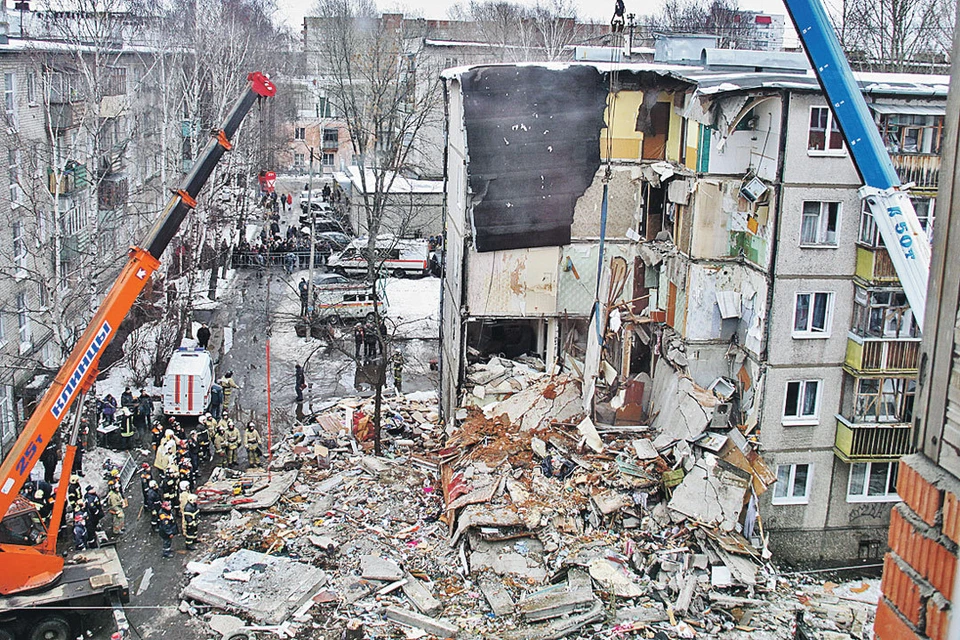Ярославль : 7 погибших. Разбор завалов на месте взрыва бытового газа в доме на ул. 6-й Железнодорожной.