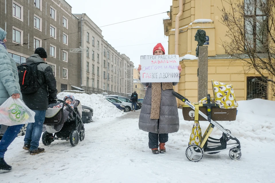 Жители Петроградского района устроили пикет у администрации.