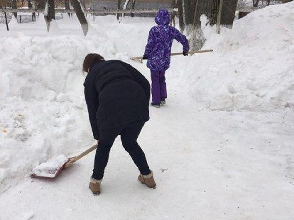 Снять снежок. Убирает снег лопатой. Школьники убирают снег. Уборка снега в детском саду. Лопата для чистки снега.