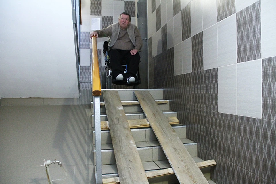 После ремонта в подъезде 65-летний инвалид-колясочник лишился даже своего самодельного трапа.