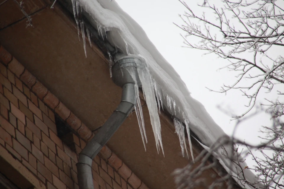 На Камчатке ледяная глыба упала с крыши дома на 15-летнего школьника