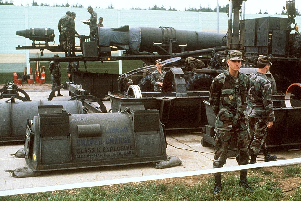 1988 год, демонтаж американских ракет "Першинг" на территории ФРГ. Ракеты уничтожались в соответствии с договором РСМД, подписанным Горбачевым и Рейганом.