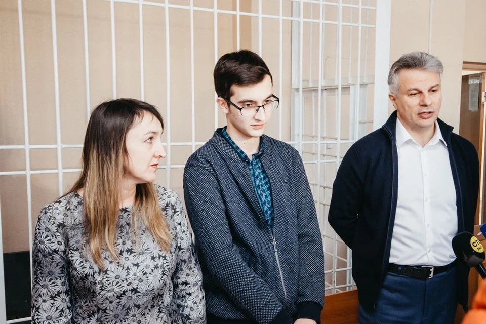 Владимир Жоглик после суда сказал: «Стало легче на душе». На фото он вместе с мамой и адвокатом.