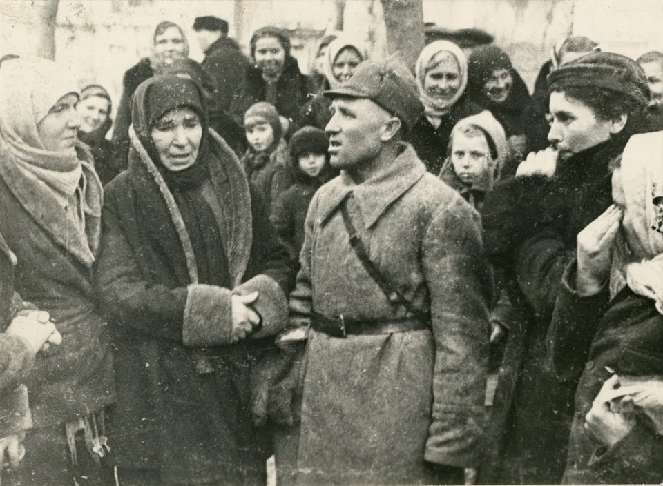 12 февраля 1943 года. Жители Краснодара не верят, что фашистский плен для них закончился. Фото: Евгения Халдея
