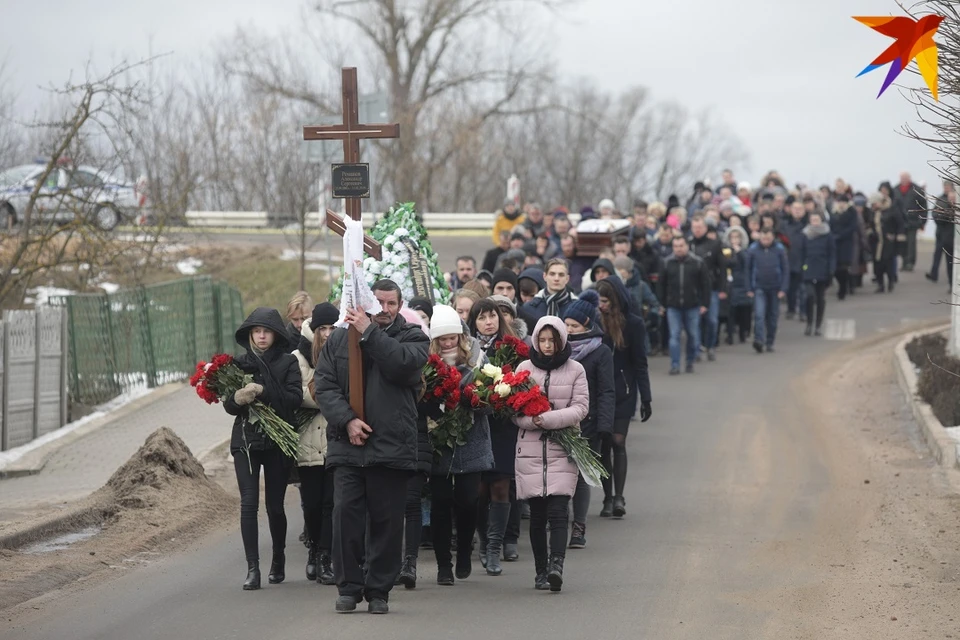 Похороны 11-классника Александра Романова в Столбцах