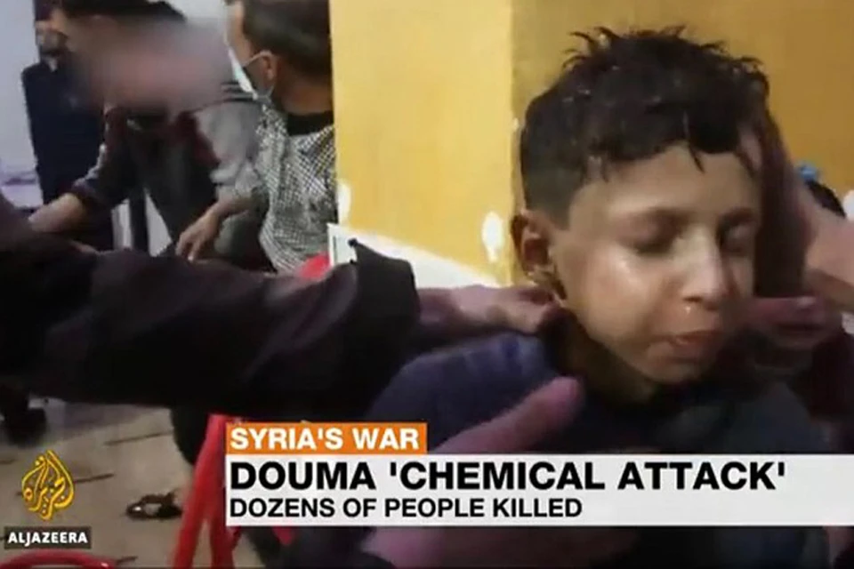 Кадр из видео о якобы имевшей место химической атаке в сирийской Думе, которые активно крутили по западным каналам.