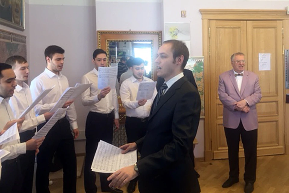 В кабинете Владимира Жириновского мужской хор исполнял песни о любви