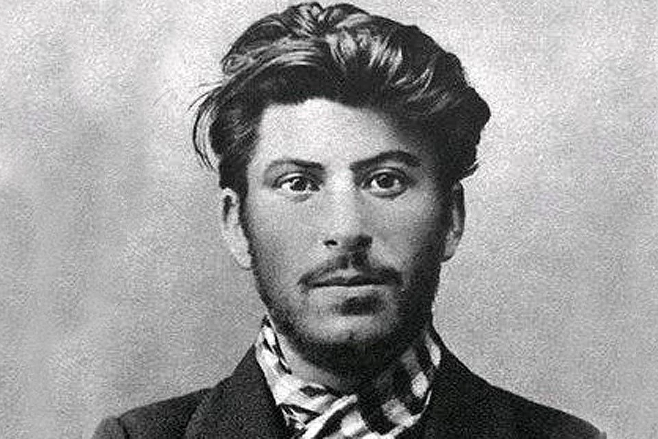 Немецкие геи влюбились в молодого Сталина.