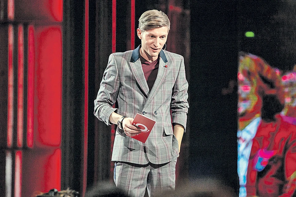 А ведущий шоу Павел Воля пошил к сезону модный костюм. Фото: Канал ТНТ