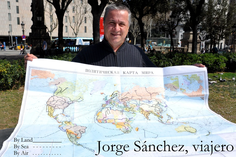 Такой фотографией Хорхе Санчес приветствует гостей своего сайта. Общительный испанец призывает всех писать ему письма, даже по-русски, а в ответ обещает рассказать, как можно стать путешественником и объехать весь мир. Фото: www.jorgesanchez.es