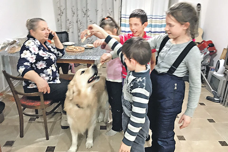 Наталья Кохановская и ее младшие приемные дети, которые могут и корову подоить, и борщ сварить.