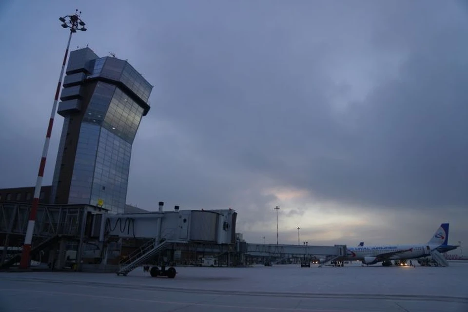 Первый самолет приземлился в екатеринбургском аэропорту в 15.26 по местному времени.