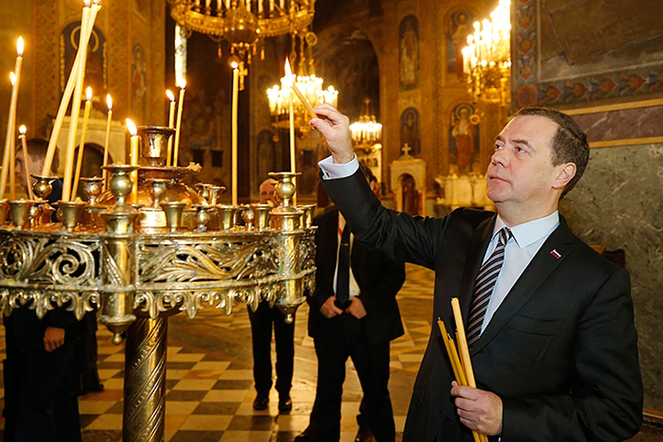 При входе в храм Медведеву бесплатно предложили свечи, премьер поблагодарил, но сказал, что купит их сам. Фото: Дмитрий Астахов/ТАСС