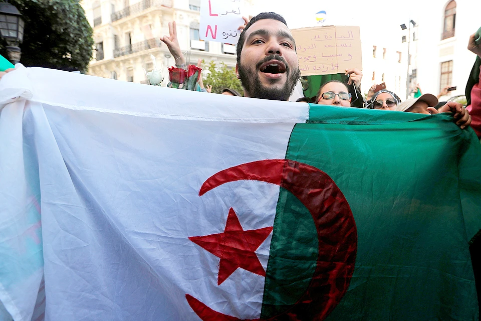 Участник уличных протестов в столице Алжира.